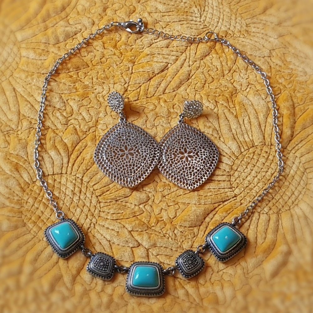 ***SALE**** SILVER EARRINGS/NECKLACE SET